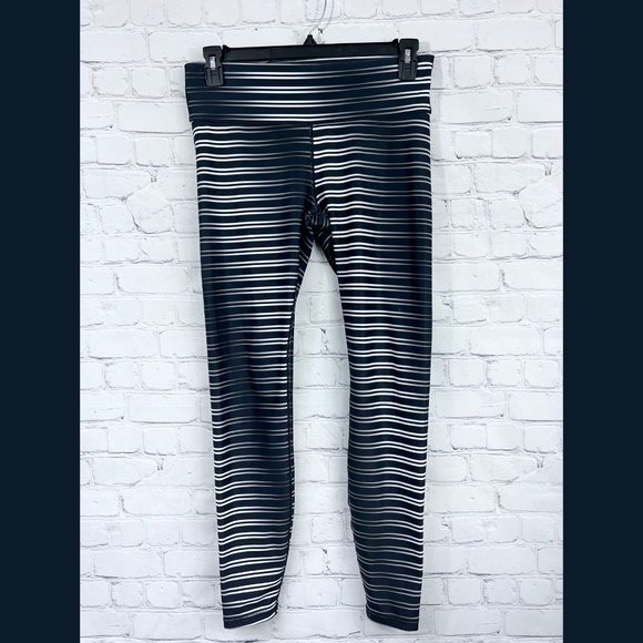 🔥2/$10 |•GAP•| Gap Fit Metal Streaks Striped Leggings Medium • Length 29 - Picture 2 of 9